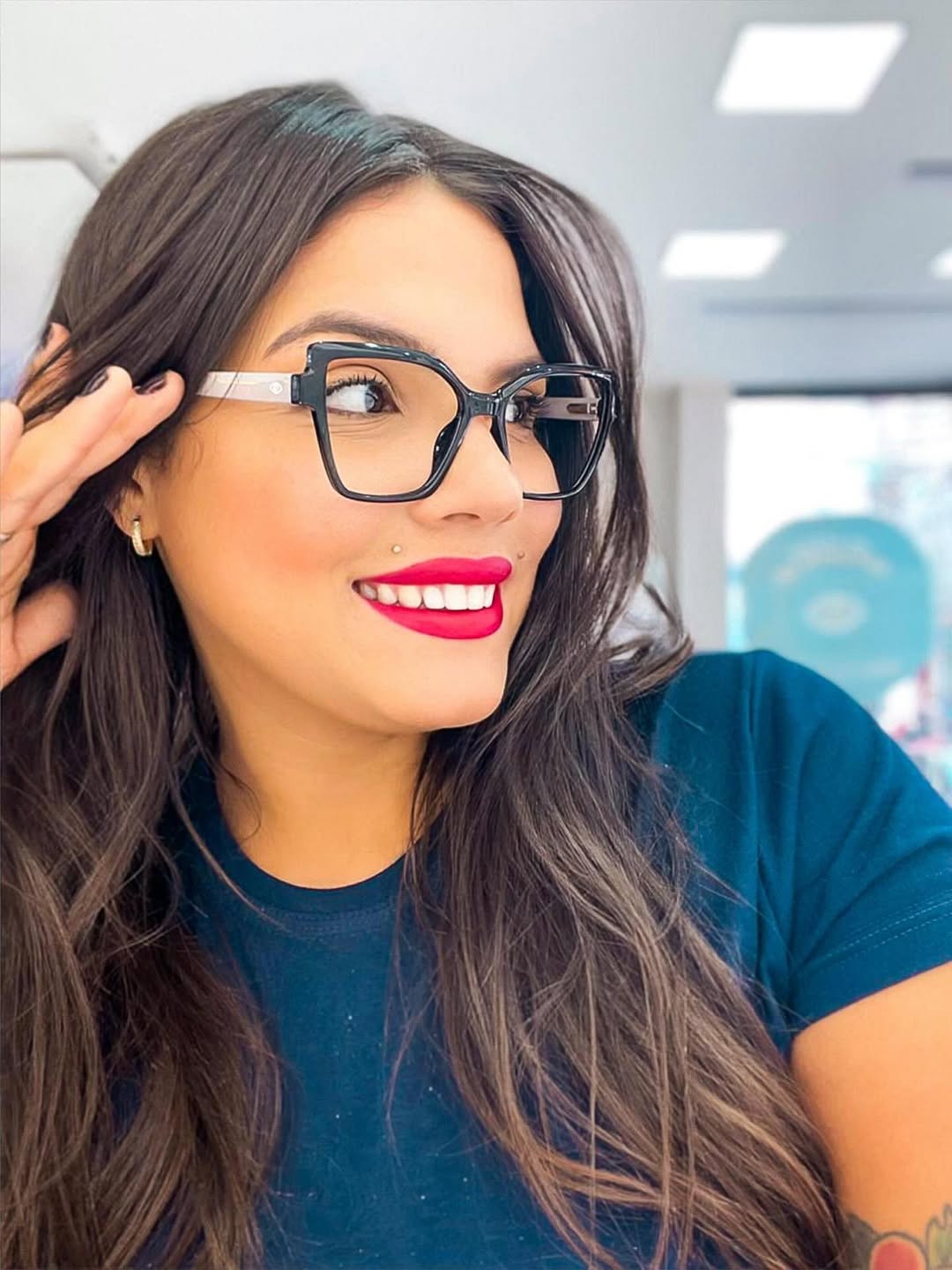 Cliente satisfeito com óculos